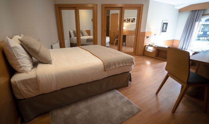 Quadruple room Montarto Hotel Baqueira Beret Quadruple room Montarto Hotel Baqueira Beret