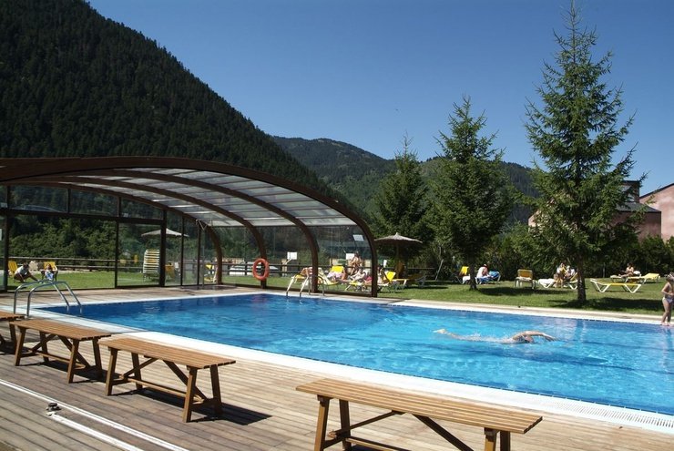 Outdoor covered and heated swimming pool Montarto Hotel Baqueira Beret