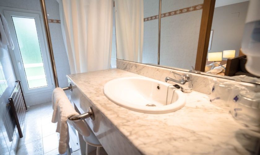 Quadruple room Montarto Hotel Baqueira Beret Quadruple room Montarto Hotel Baqueira Beret